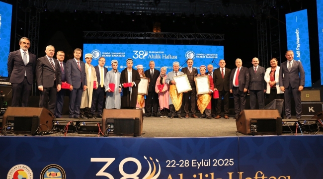 Yılın Türkiye Çırağı Rahime Nur Altın, Ödülünü Bakan Bolat'tan Aldı 