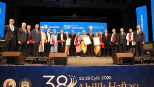 Yılın Türkiye Çırağı Rahime Nur Altın, Ödülünü Bakan Bolat'tan Aldı 