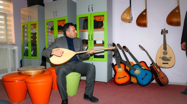 BAŞKAN ÖZGÖKÇEN'İN  BAĞLAMA PERFORMANSI 