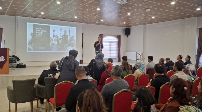 Yunak'ta Öğretmen ve Annelere "En İyi Narkotik Polisi Anne" Eğitimi 