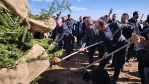 BAŞKAN ALTAY "GELECEĞE NEFES KONYA'YA HAYAT" PROGRAMINDA ÖĞRENCİLERLE FİDAN DİKTİ 