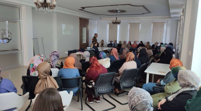 Konya'da "En İyi Narkotik Polisi Anne Uygulaması Planı" projesi kapsamında eğitim verildi 