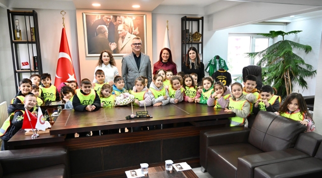 BAŞKAN USTAOĞLU, MİNİK MİSAFİRLERİNİ AĞIRLADI 