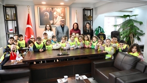 BAŞKAN USTAOĞLU, MİNİK MİSAFİRLERİNİ AĞIRLADI 