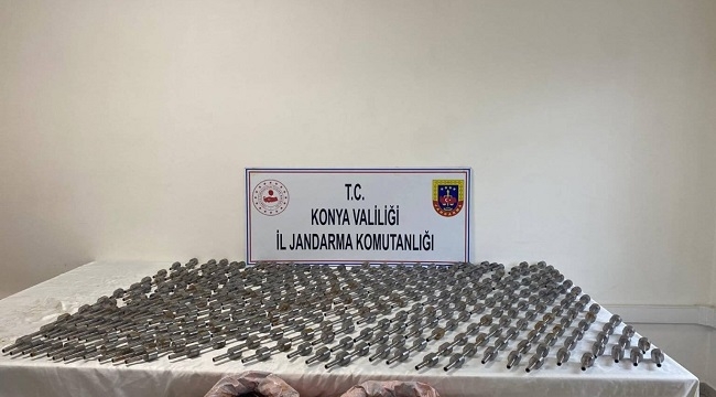 Konya'da jandarma ekipleri bir araçta 586 adet tabanca namlusu ele geçirdi 