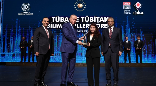 NEÜ Öğretim Üyesi Prof. Dr. Hatice Yıldız Durak'a, 'TÜBİTAK Teşvik Ödülü'nü Cumhurbaşkanı Erdoğan Tevdi Etti 
