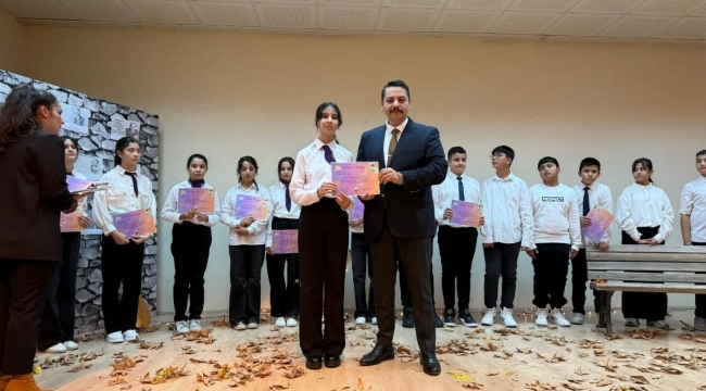 Yunak'ta "Mısraların Büyüsü" Adlı Şiir Dinletisi Dinleyicileri Mest Etti 