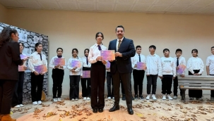 Yunak'ta "Mısraların Büyüsü" Adlı Şiir Dinletisi Dinleyicileri Mest Etti 