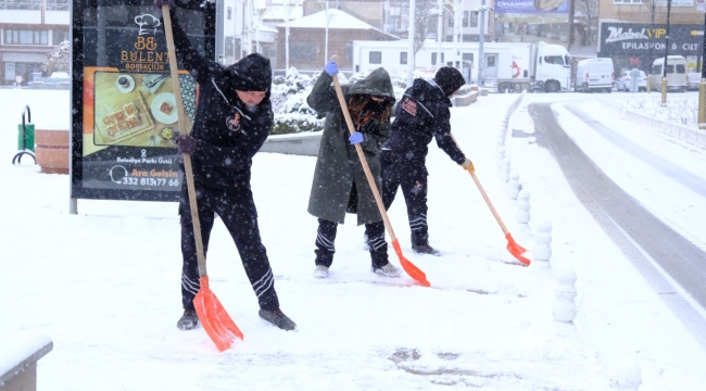 AKŞEHİR BELEDİYESİ'NDEN KAR VE BUZLANMAYA KARŞI KESİNTİSİZ MÜCADELE! 