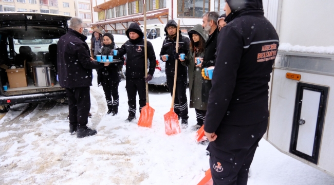 AKŞEHİR BELEDİYESİ'NDEN KARLA MÜCADELE EKİPLERİNE SALEP İKRAMI 