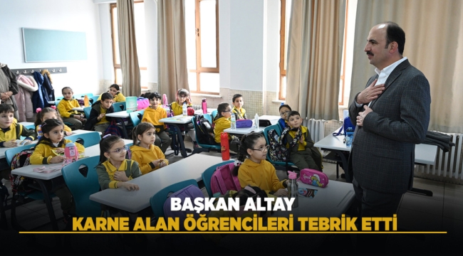 BAŞKAN ALTAY KARNE ALAN ÖĞRENCİLERİ TEBRİK ETTİ 