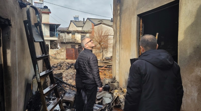 BAŞKAN USTAOĞLU'NDAN EVİ YANAN AİLEYE ZİYARET 