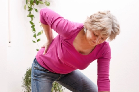 Kadınlarda yük taşımaya bağlı bel fıtığı riski artıyor