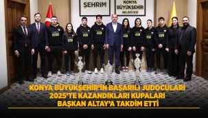 KONYA BÜYÜKŞEHİR'İN BAŞARILI JUDOCULARI 2025'TE KAZANDIKLARI KUPALARI BAŞKAN ALTAY'A TAKDİM ETTİ 