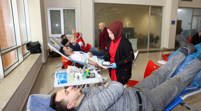 SELÇUKLU BELEDİYESİ PERSONELİ VE VATANDAŞLARDAN KAN BAĞIŞI KAMPANYASINA DESTEK 