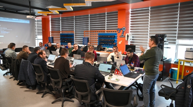 SELÇUKLU'DA ÖĞRETMENLERE YÖNELİK UYGULAMALI YAPAY ZEKÂ OKURYAZARLIĞI ATÖLYELERİ BAŞLADI 