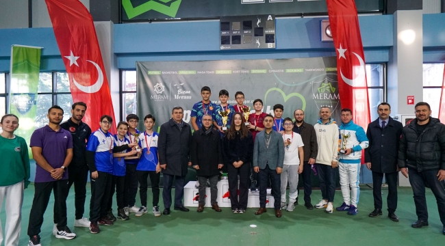 TENİSİN 'YILDIZLARI' MERAM'DA KORTA ÇIKTI 