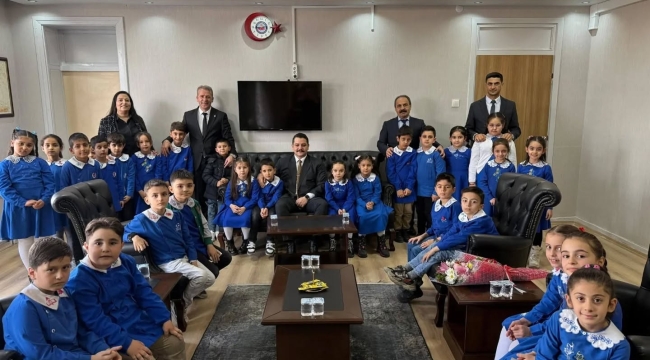 ATATÜRK İLKOKULU ÖĞRENCİLERİNDEN KAYMAKAM TAŞAVLI'YA ZİYARET 