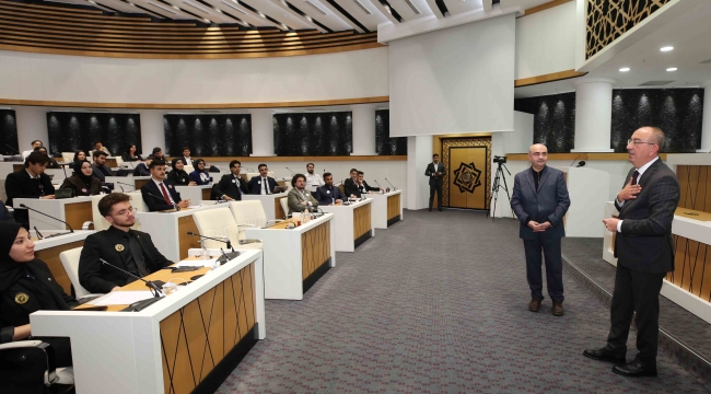 BAŞKAN KAVUŞ, GELECEĞİN SİYASETÇİLERİ VE BÜROKRATLARIYLA BULUŞTU 