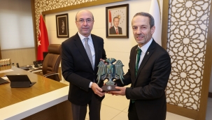 BAŞKAN PEKYATIRMACI AK PARTİ MKYK ÜYESİ AKYÜZ'Ü SELÇUKLU'DA MİSAFİR ETTİ 