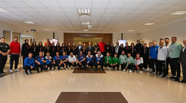 SELÇUKLU'NUN BAŞARILI SPORCULARI BAŞKAN PEKYATIRMACI İLE BİR ARAYA GELDİ 