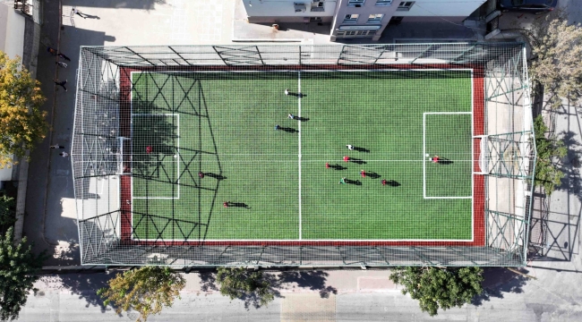 22 MİLYONLUK PROJE İLE OKULLAR FIFA STANDARDINDA SAHALARA KAVUŞUYOR 
