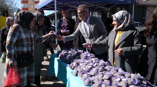 8 MART DÜNYA KADINLAR GÜNÜNDE KADINLARA LAVANTA HEDİYE EDİLDİ 