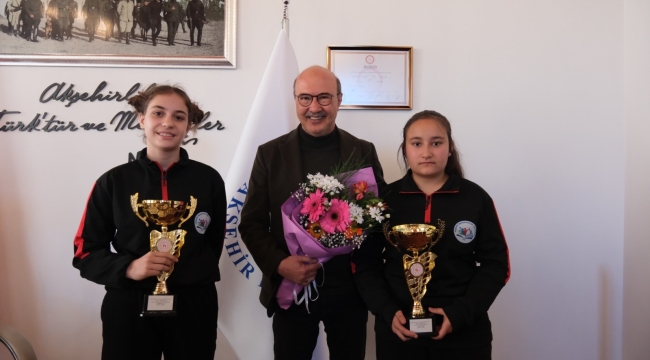 AKŞEHİR'İN ŞAMPİYONLARI BELEDİYE BAŞKANI KÖKSAL İLE BULUŞTU! 