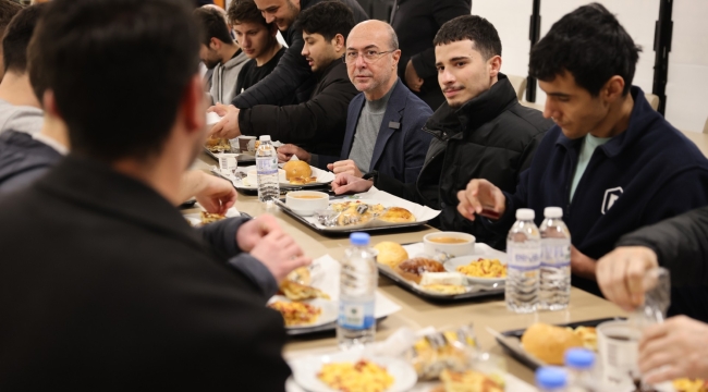 BAŞKAN PEKYATIRMACI ÖĞRENCİLERLE SAHUR YAPTI 