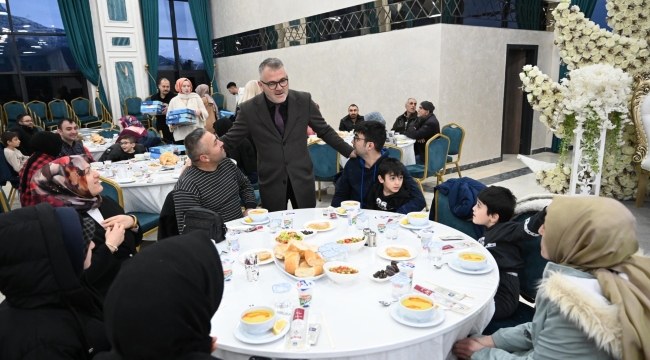 BAŞKAN USTAOĞLU, EVDE BAKIM HİZMETİ ALAN ENGELLİ BİREYLERLE BULUŞTU 