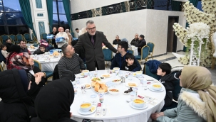 BAŞKAN USTAOĞLU, EVDE BAKIM HİZMETİ ALAN ENGELLİ BİREYLERLE BULUŞTU 