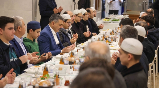 İÇİŞLERİ BAKANI MUSTAFA ÇİFTÇİ, HAFIZLIK YAPTIĞI KUR'AN KURSUNDA SAHUR YAPTI 