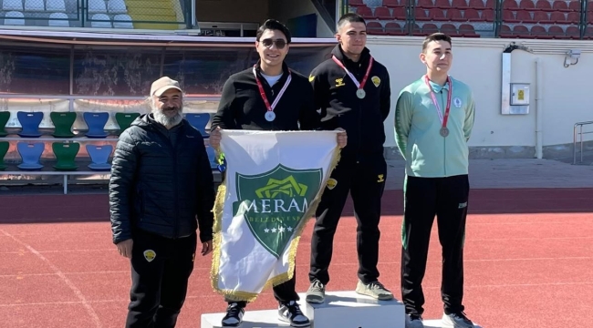 MERAMLI SPORCULARDAN OKÇULUK TURNUVASINDA ÇİFTE BAŞARI 