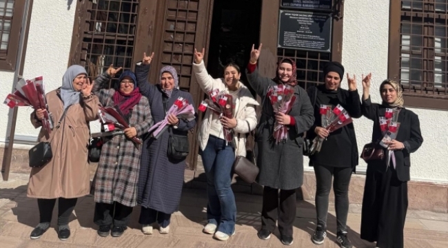 MHP AKŞEHİR TEŞKİLATINDAN KADINLARA GÜL JESTİ 