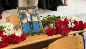 MİNİK BÜLENT'E DUYGU DOLU VEDA: SIRASI ÇİÇEKLERLE DONATILDI 