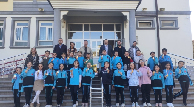 TOPALOĞLU'NDAN ŞAMPİYON ÖĞRENCİLERE  ZİYARET 