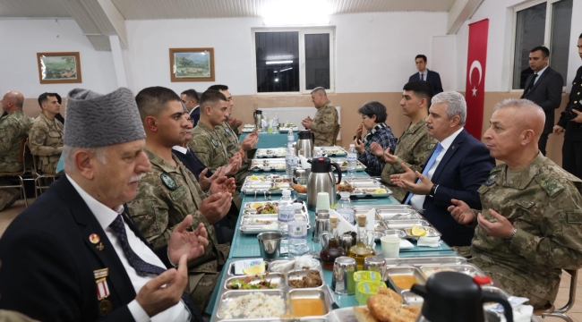 Vali Akın, Mehmetçiklerimiz, Şehit Aileleri ve Gaziler ile İftar Sofrasında Bir Araya Geldi