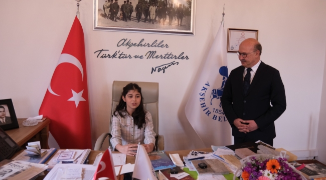 AKŞEHİR BELEDİYE BAŞKANLIĞI KOLTUĞUNA 11 YAŞINDAKİ DURU CEYLAN OTURDU 