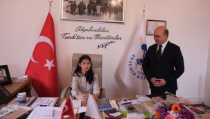 AKŞEHİR BELEDİYE BAŞKANLIĞI KOLTUĞUNA 11 YAŞINDAKİ DURU CEYLAN OTURDU 