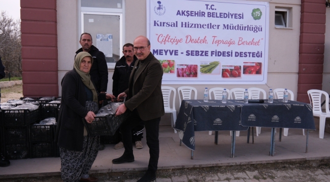 AKŞEHİR'DE ÜRETİCİYE ÇİLEK FİDESİ DESTEĞİ 