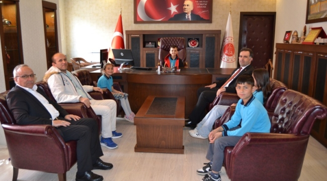 BAŞSAVCI ABUR KOLTUĞUNU MİNİK ÖĞRENCİYE DEVRETTİ 