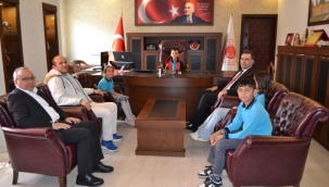 BAŞSAVCI ABUR KOLTUĞUNU MİNİK ÖĞRENCİYE DEVRETTİ 