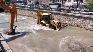  BELEDİYE EKİPLERİNDEN DERE YATAĞINDA TEMİZLİK MESAİSİ 