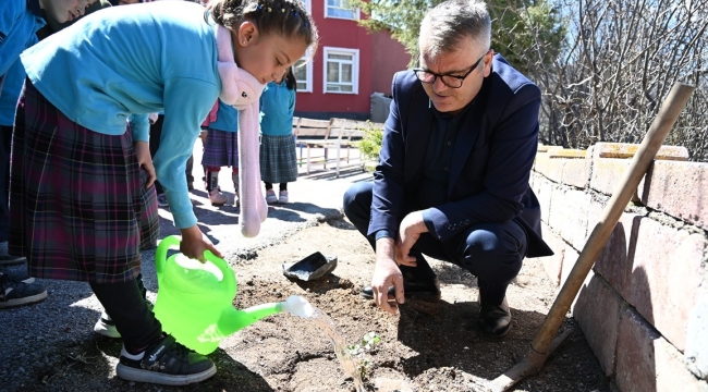 BELEDİYEDEN OKUL BAHÇELERİNE GÜL 