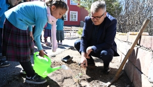 BELEDİYEDEN OKUL BAHÇELERİNE GÜL 