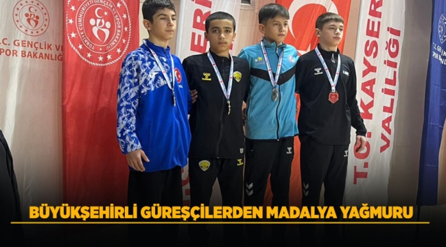 BÜYÜKŞEHİRLİ GÜREŞÇİLERDEN MADALYA YAĞMURU 
