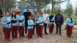 HALK EĞİTİMİ KURSLARINDA YETİŞEN ÖĞRENCİLERDEN BÜYÜK BAŞARI: GELENEKSEL TÜRK OKÇULUĞU YILDIZLAR KIZ KATEGORİSİNDE İL İKİNCİLİĞİ