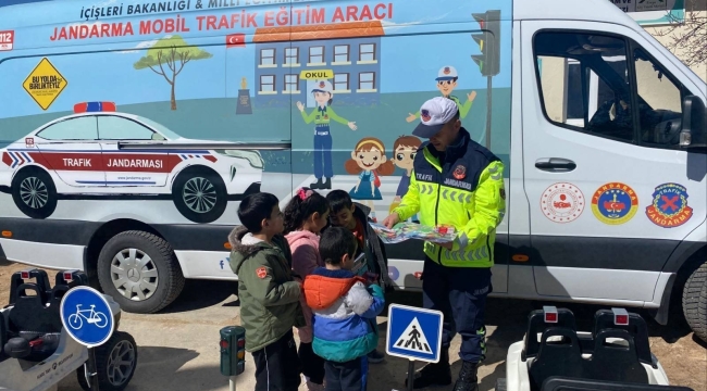 Konya'da Jandarmadan Eğitim Seferberliği: 8 Bini Aşkın Kişiye Trafik Bilinci Aşılandı 