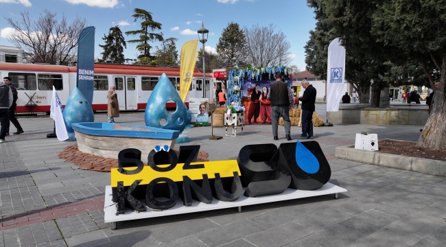 KOSKİ TARIM HAFTASI'NDA AÇTIĞI STANTTA SU TASARRUFU BİLGİLENDİRMESİ YAPIYOR 