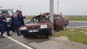 REFÜJE SAVRULAN OTOMOBİL DİREĞE ÇARPTI: 1 YARALI